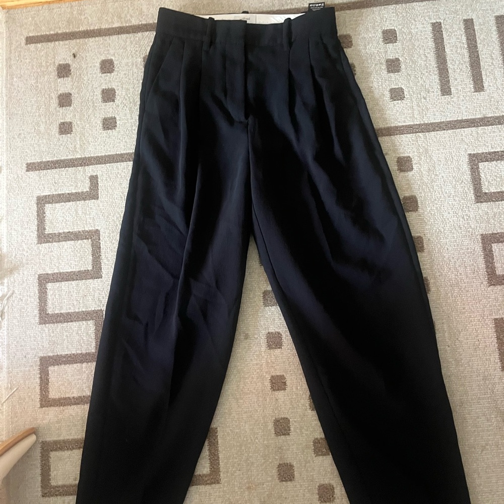 Aritzia Wilfred carrot pant - Black